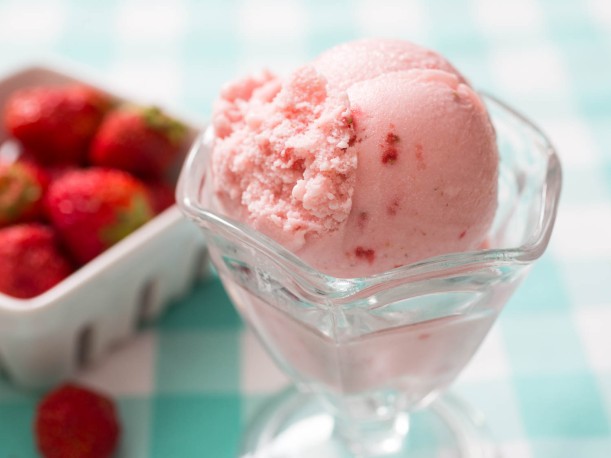 20150706-strawberry-ice-cream-vicky-wasik-4